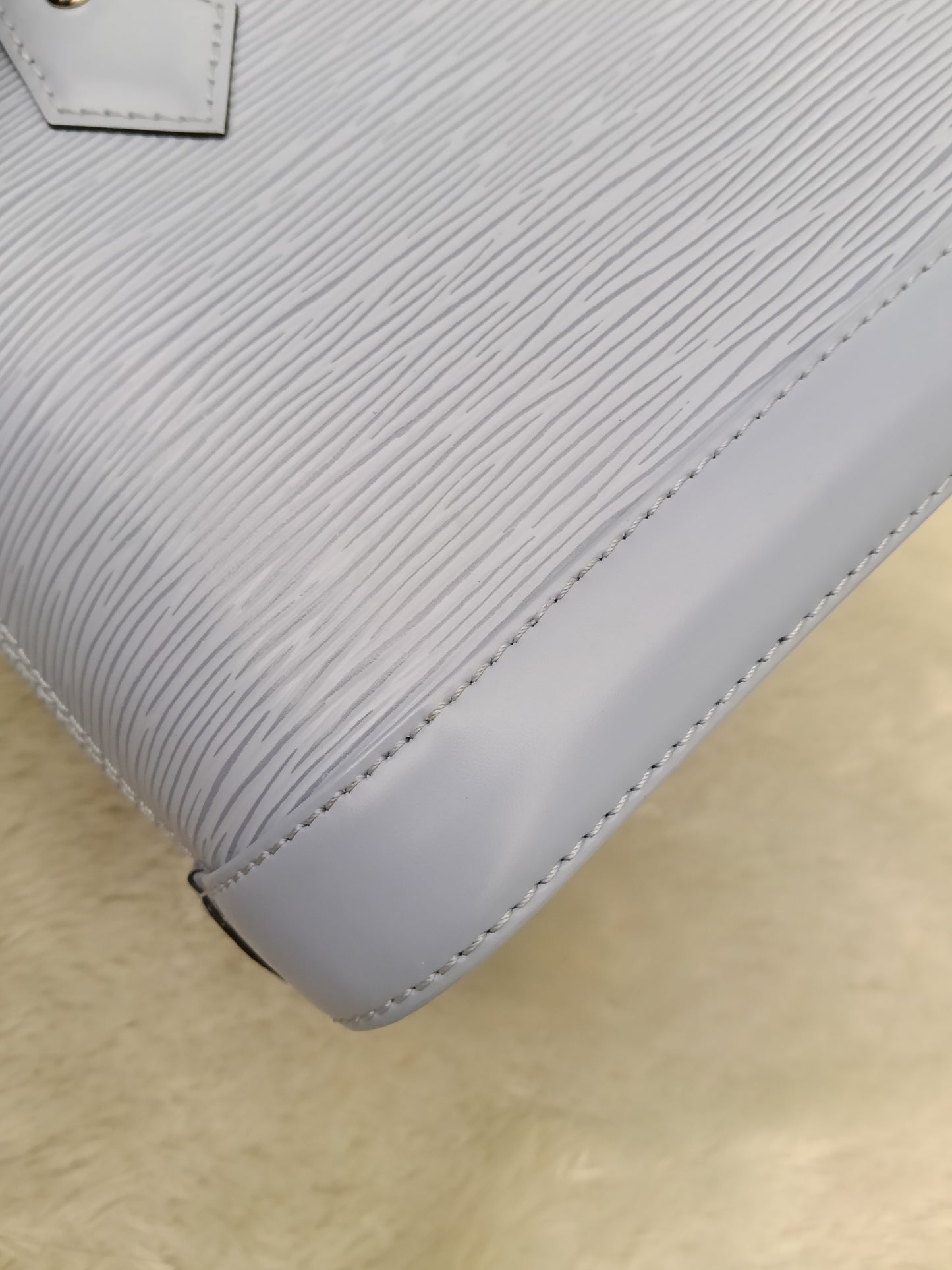 LV Alma BB Epi Bleu Nuage (CHIP)