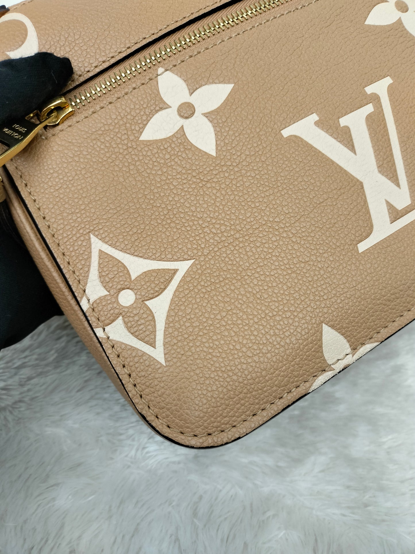 LV Metis MM Monogram Empreinte Arizona Creme 2022 (CHIP)