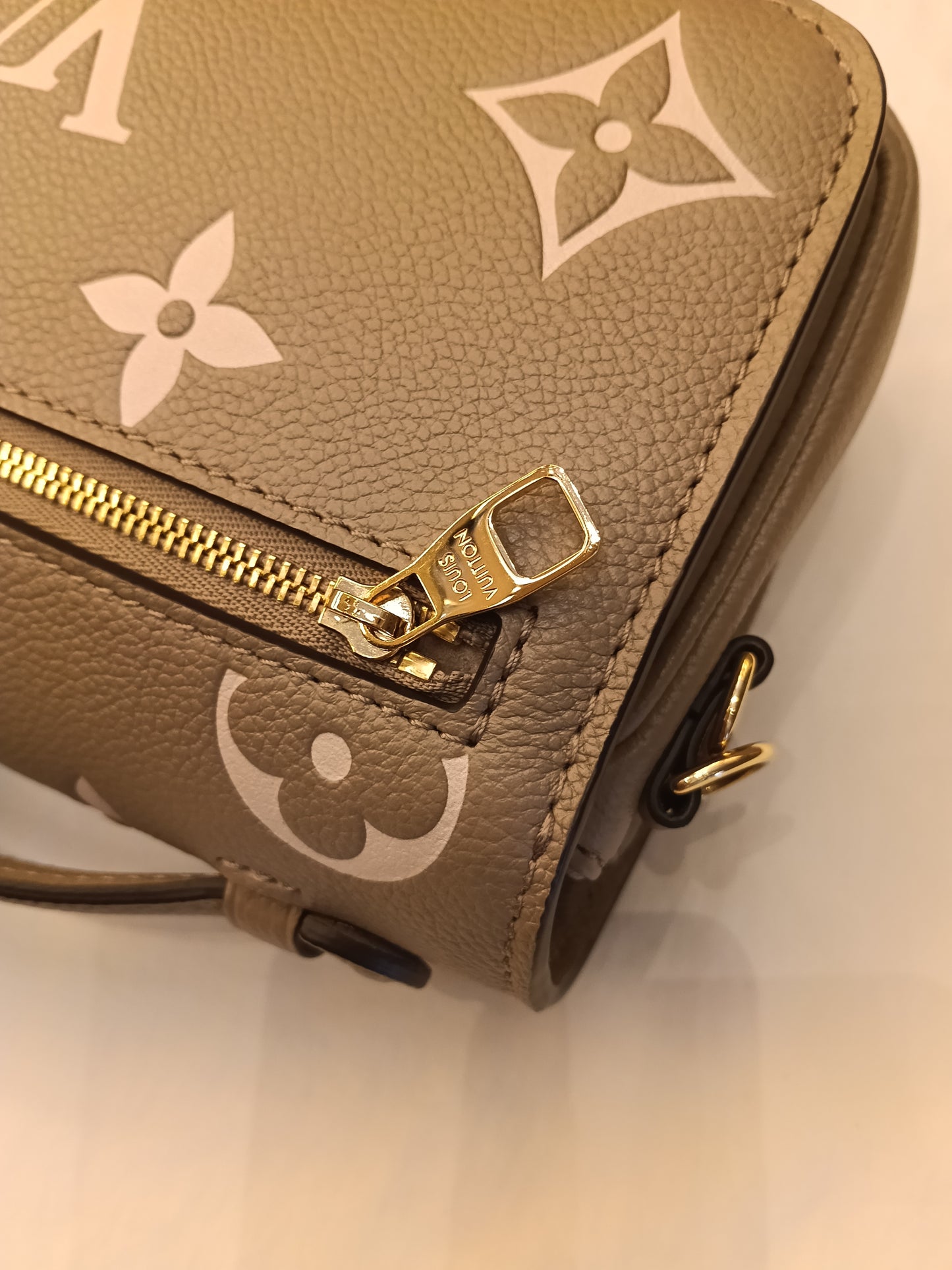 *Neverbeen Used* LV Metis East West Monogram Empreinte Giant Tourterelle Creme 2024 (CHIP)