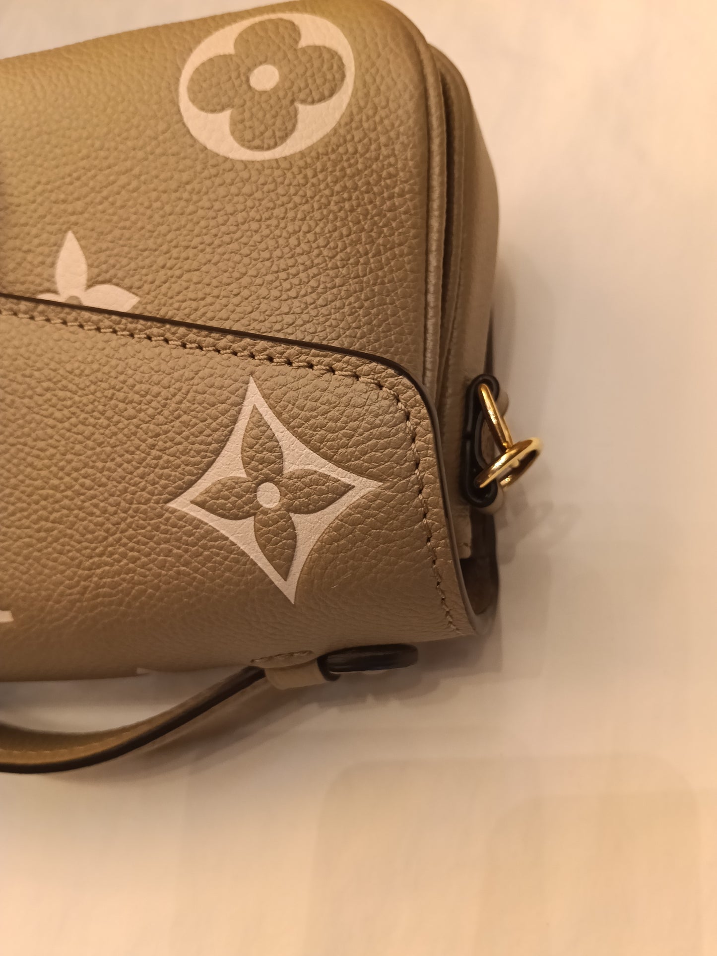 *Neverbeen Used* LV Metis East West Monogram Empreinte Giant Tourterelle Creme 2024 (CHIP)
