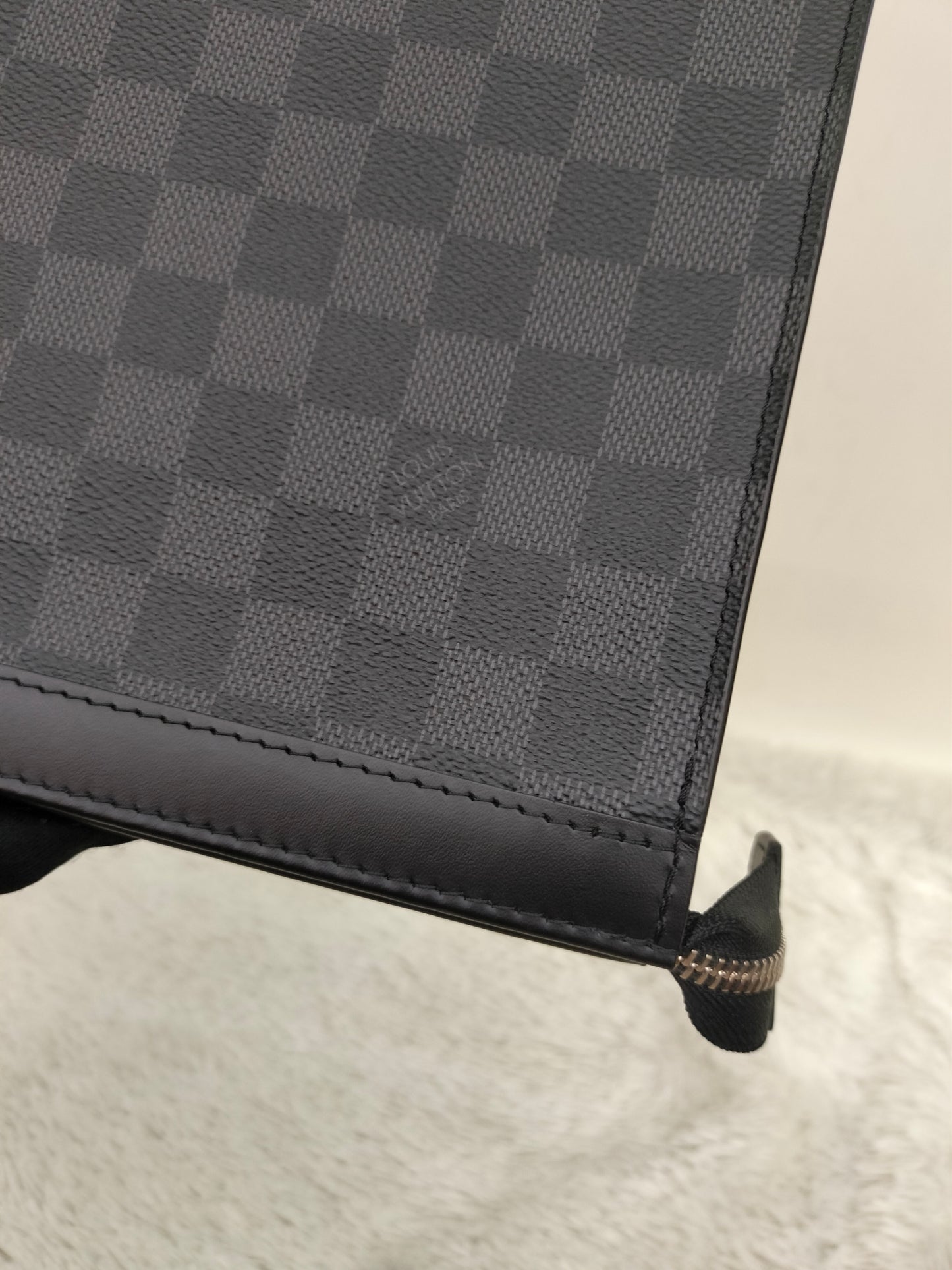 LV Pochette Voyage Graphite 2020