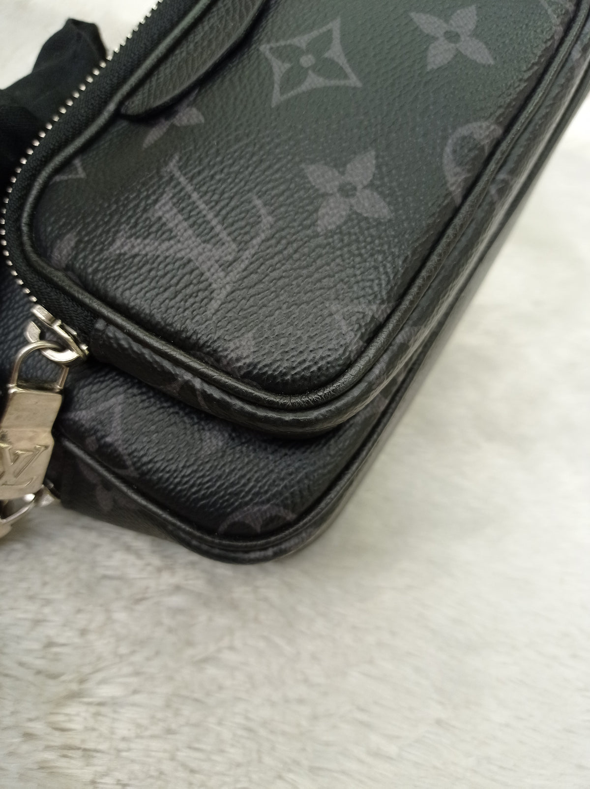 LV Outdoor Pouch Monogram Eclipse (CHIP)