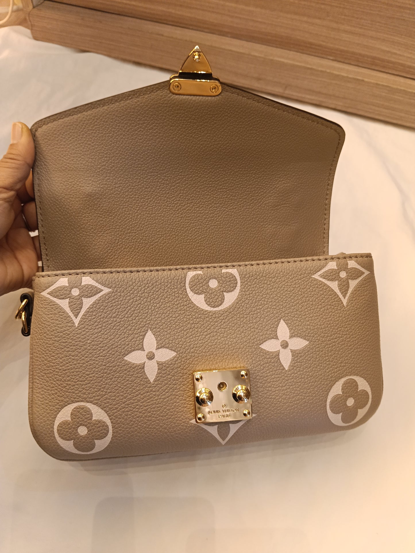 *Neverbeen Used* LV Metis East West Monogram Empreinte Giant Tourterelle Creme 2024 (CHIP)