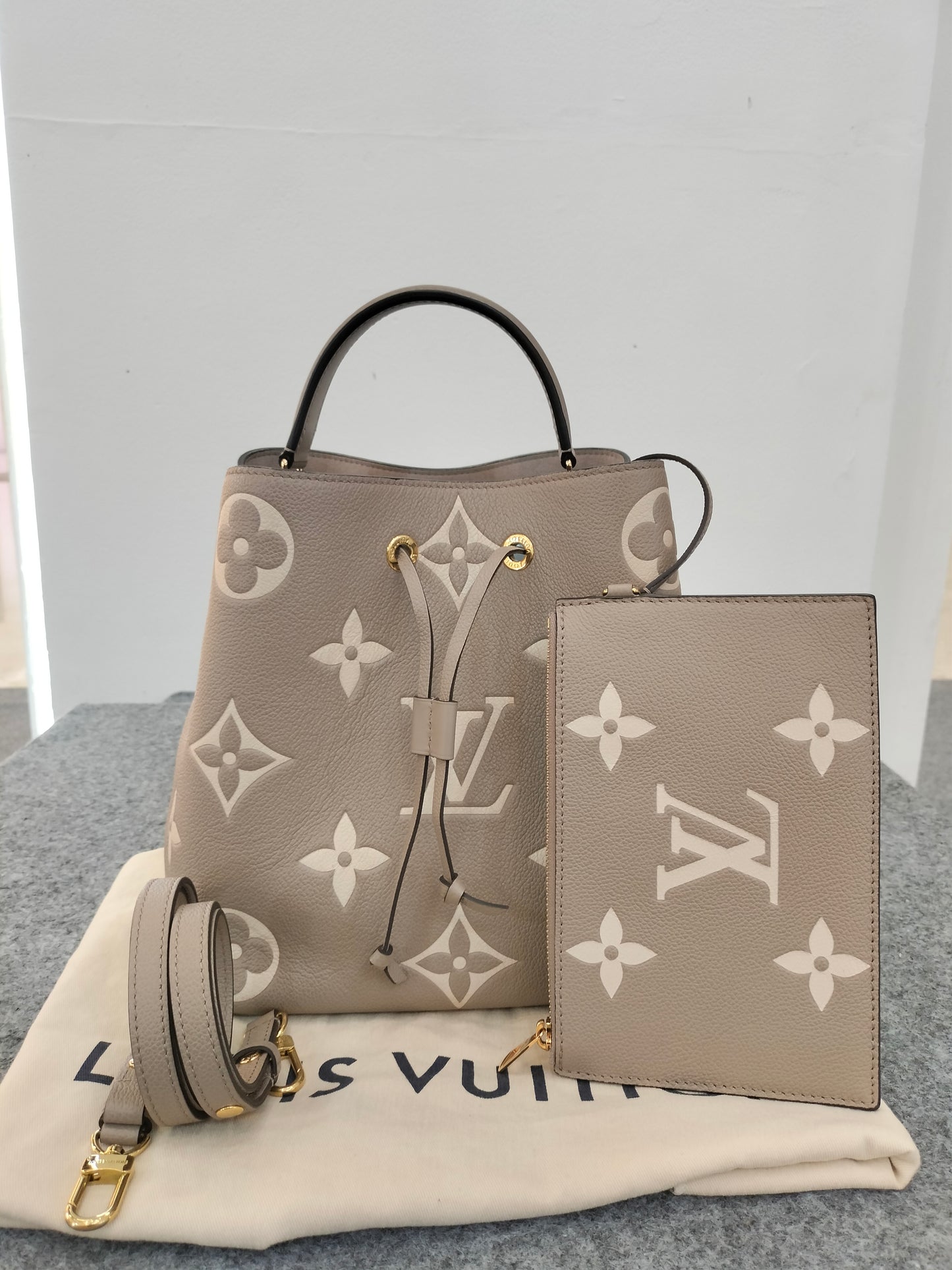 LV Neo Noe MM Tourterelle Creme (CHIP)