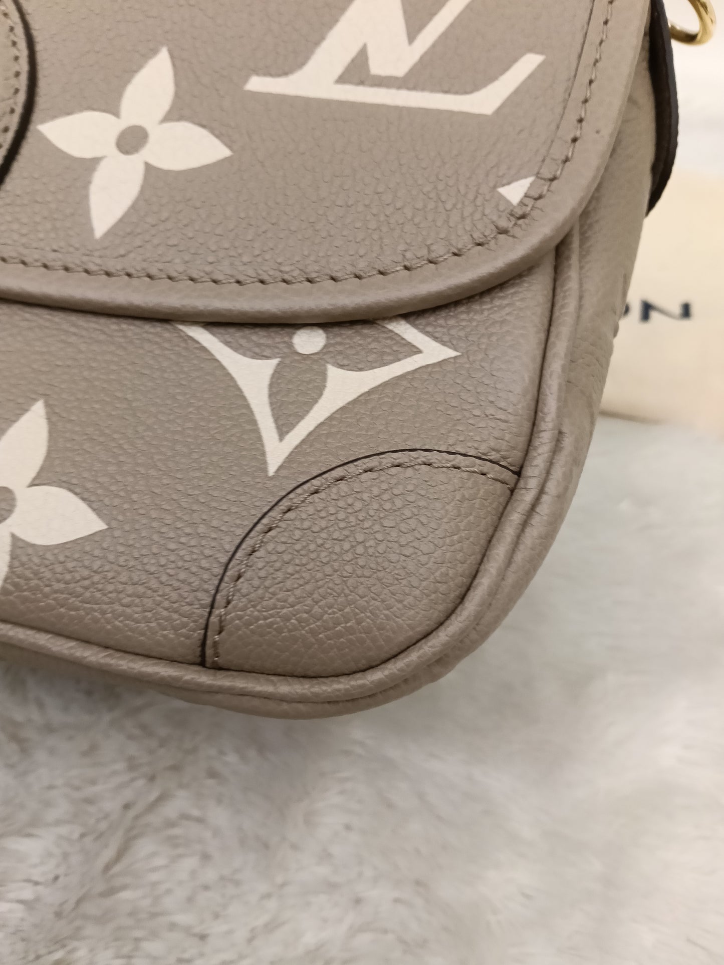 LV Diane PM ST NM Monogram Empreinte Giant Tourterelle Creme 2025 (CHIP)