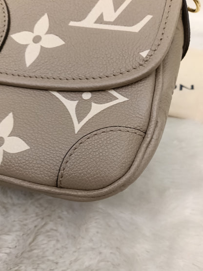 LV Diane PM ST NM Monogram Empreinte Giant Tourterelle Creme 2025 (CHIP)