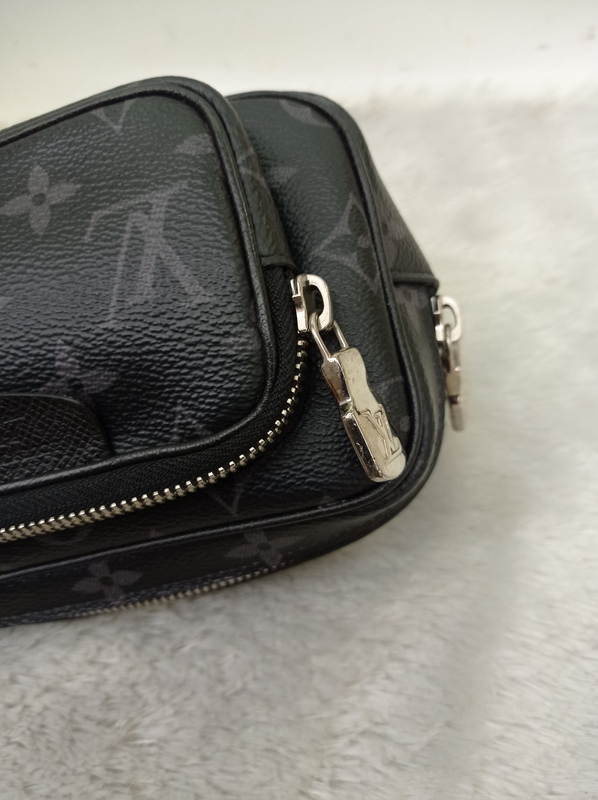 LV Outdoor Pouch Monogram Eclipse (CHIP)