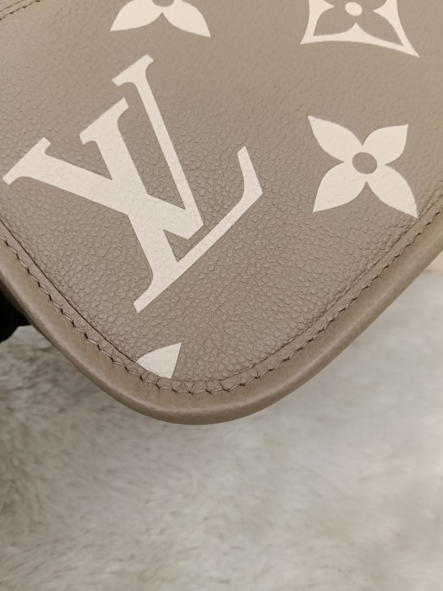 LV Diane PM ST NM Monogram Empreinte Giant Tourterelle Creme 2025 (CHIP)