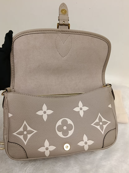 LV Diane PM ST NM Monogram Empreinte Giant Tourterelle Creme 2025 (CHIP)