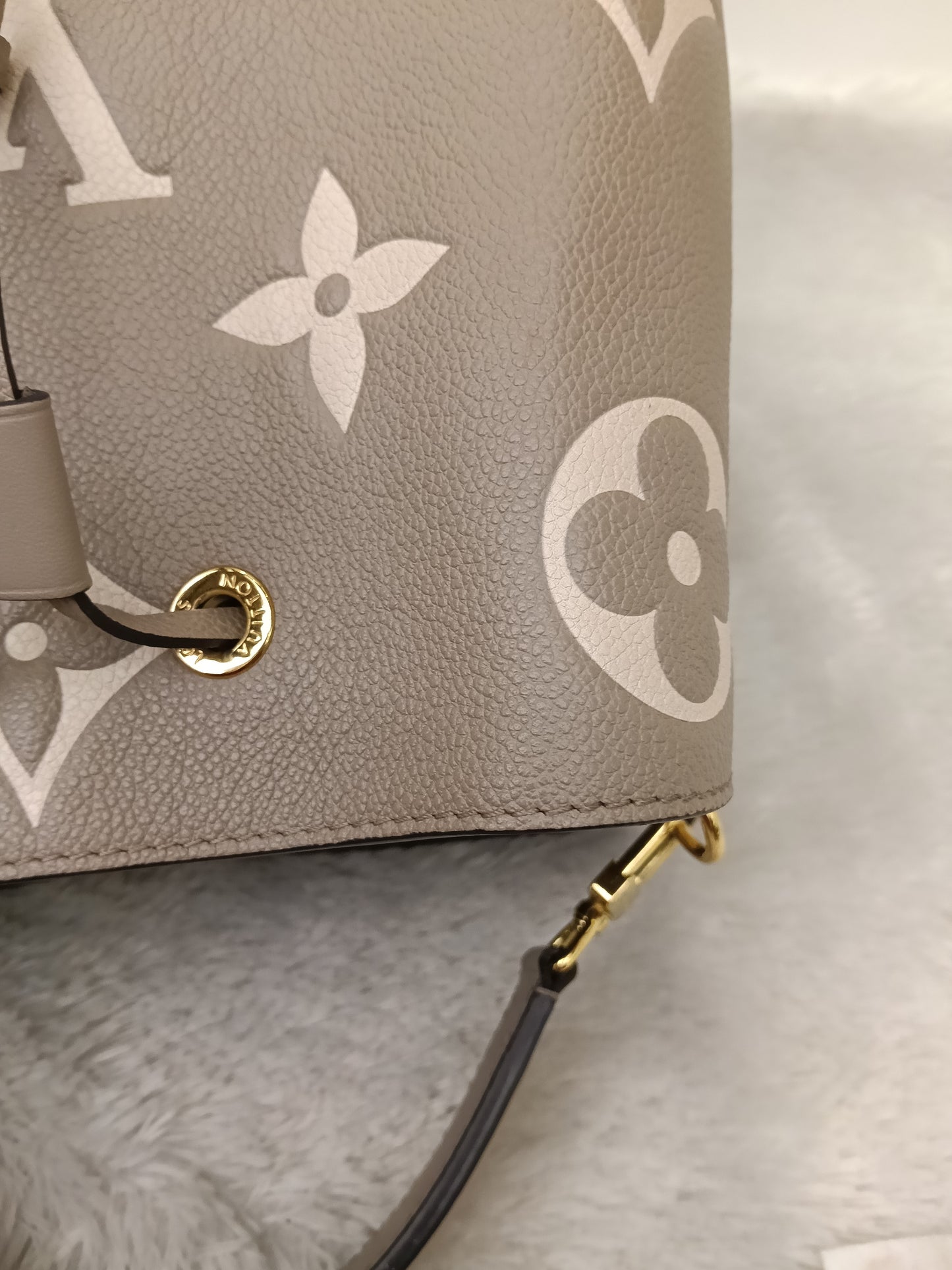 LV Neo Noe MM Monogram Empreinte Tourterelle Creme (CHIP)