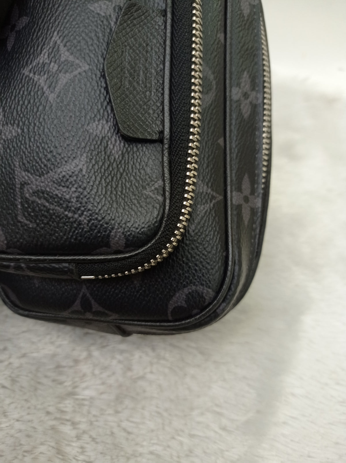LV Outdoor Pouch Monogram Eclipse (CHIP)