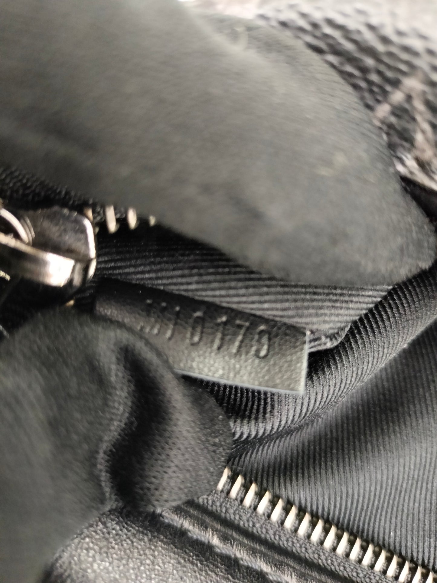 LV Discovery Bumbag Monogram Eclipse 2019