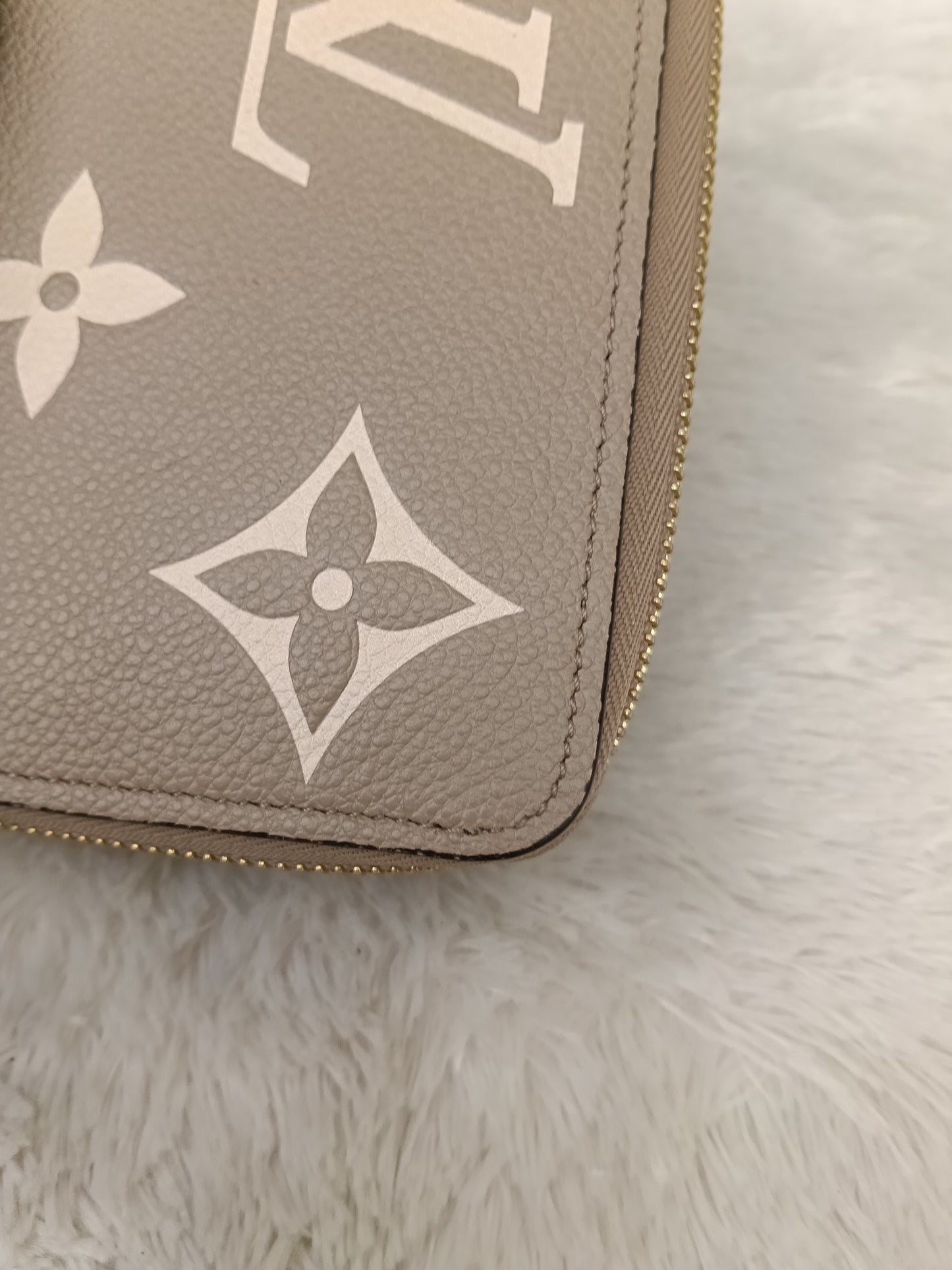 LV Zippy Wallet Monogram Empreinte Tourterelle Creme (CHIP)