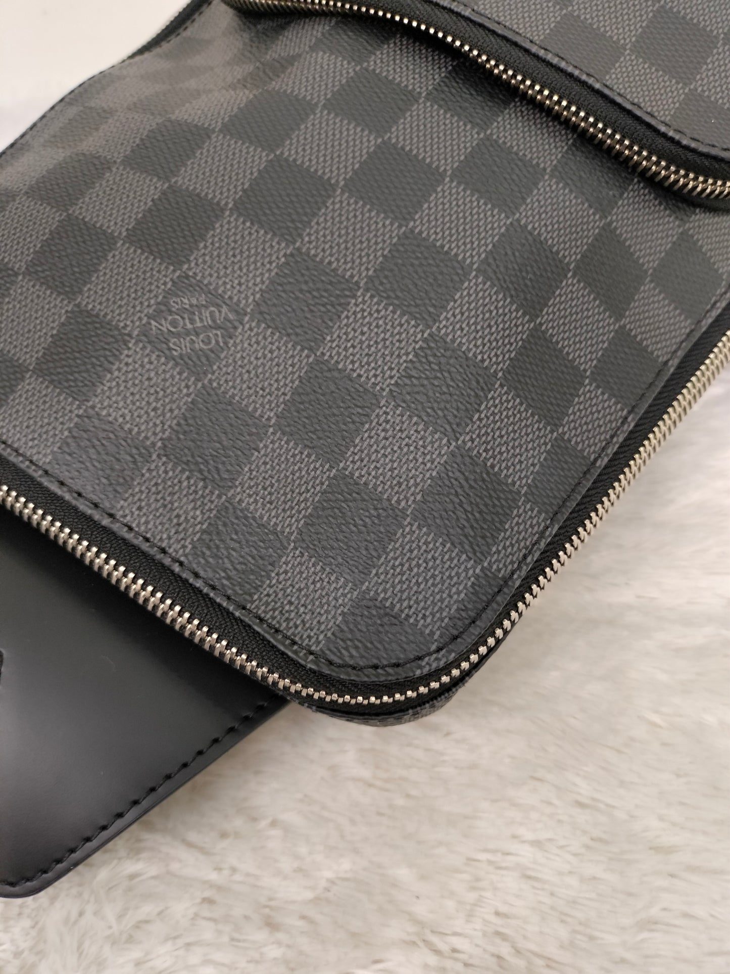 LV Avenue Sling Graphite 2021
With rec, tag, dustbag, box