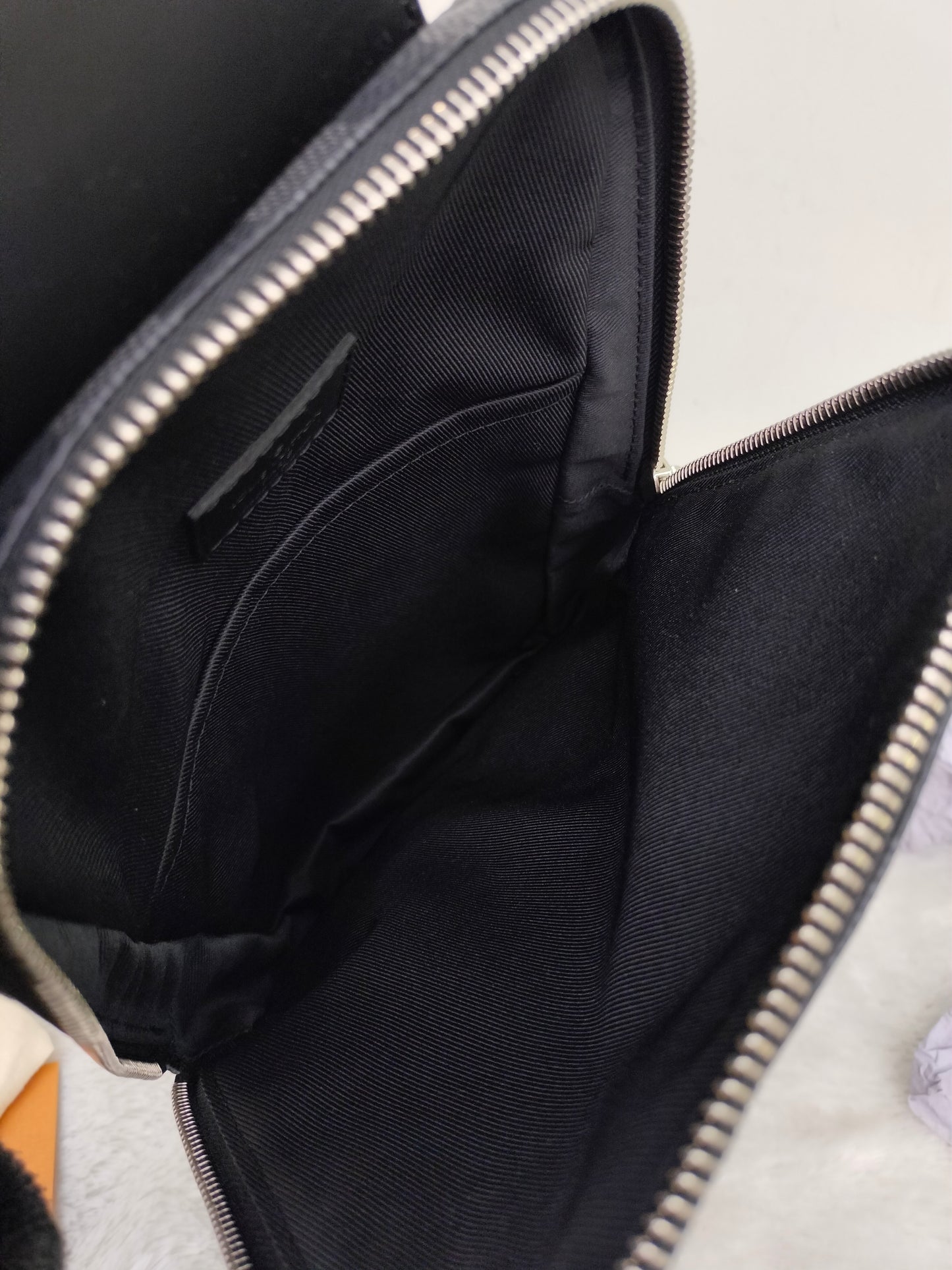 LV Avenue Sling Graphite 2021
With rec, tag, dustbag, box